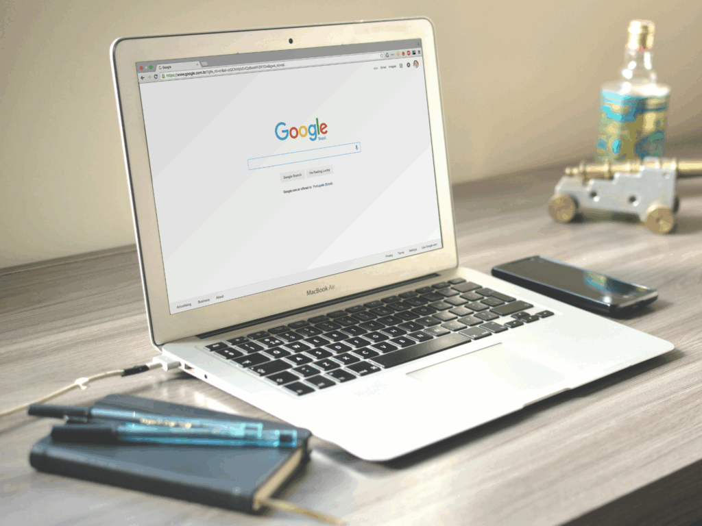 Google staat open een laptop. VN rapport Albanese. Alphabet Big Tech