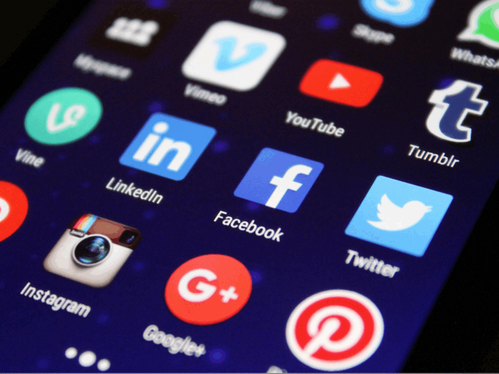 Scherm met social media icoontjes