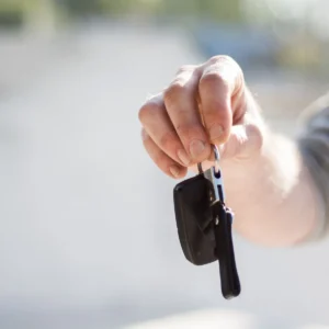Hand houdt een autosleutel omhoog