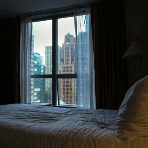 Hotelkamer met uitzicht op de stad