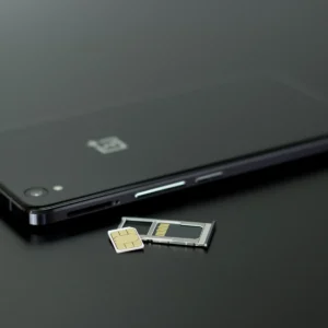 Smartphone met een simkaart in de kaarthouder