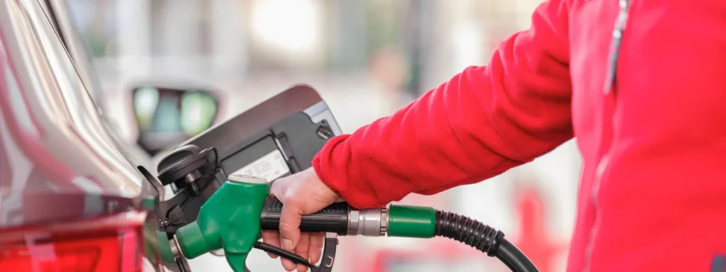 Iemand tankt een auto bij het tankstation